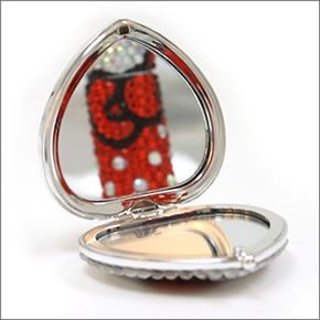 hello kitty（ハローキティ） キラキラ(ラインストーン）キティラー必須アイテム　ハート型でキラキラのキティがポイント☆キュートなキラキラクリスタルコンパクトデコミラーKTCMR002