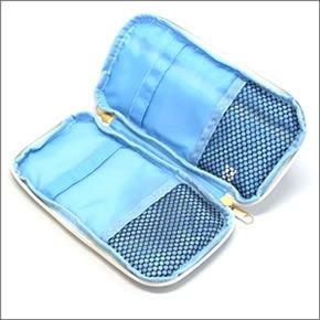 アネロ CAT・DOT☆ねこどっとシリーズ☆ ZP-D0432-IV 魚の骨チャーム付♪もこもこサガラ刺繍＆ロゴプリント ペンケース マルチポーチ