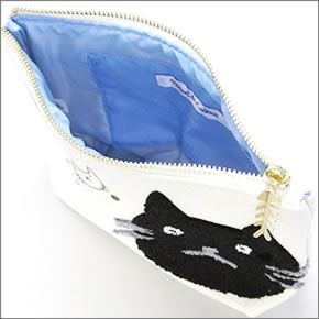 アネロ CAT・DOT☆ねこどっとシリーズ☆ ZP-D0431-IV 魚の骨チャーム付♪もこもこサガラ刺繍＆ロゴプリント コスメポーチ