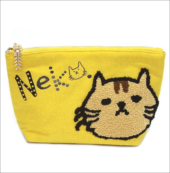 アネロ CAT・DOT☆ねこどっとシリーズ☆ ZP-D0431-MUS 魚の骨チャーム付♪もこもこサガラ刺繍＆ロゴプリント コスメポーチ