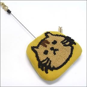 アネロ CAT・DOT☆ねこどっとシリーズ☆ ZP-D0433-MUS 魚の骨チャーム付♪もこもこサガラ刺繍 パスケース＆ミニポーチ 紐が伸び～るリール式で自動改札にも便利♪