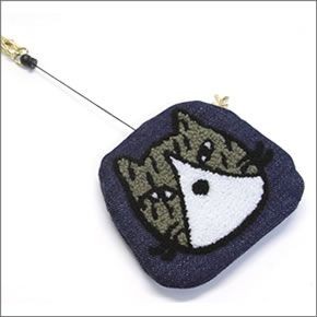 アネロ CAT・DOT☆ねこどっとシリーズ☆ ZP-D0433-NV 魚の骨チャーム付♪もこもこサガラ刺繍 パスケース＆ミニポーチ 紐が伸び～るリール式で自動改札にも便利♪