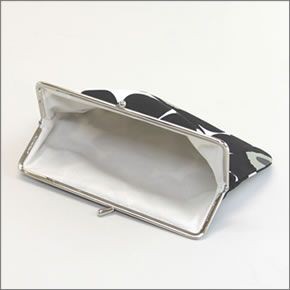 マリメッコ PUOLIKAS KUKKARO MINI UNIKKO ミニウニッコ柄 がま口 コットンパース マルチポーチ 小物入れ 037773 030 white/black/olive