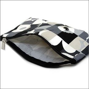 マリメッコ MINI RUUTU-UNIKKO KEIJULI 042751 990 black/grey ミニウニッコ柄×チェック コットンキャンバス スクエア型 ポーチ 小物入れ