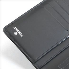 シャネル  48691 Y02984 94305 PATENT BLACK マトラッセ キルティング エナメル パテントレザー 二つ折り長財布