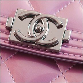 シャネル  A68910 PATENT PINK ボーイシャネル キルティング メタリック エナメル パテントレザー 二つ折り長財布