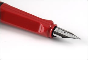 ラミー 超定番！気軽に使えるロングセラー。ギフトにもオススメ☆大人気「サファリ」シリーズ 万年筆　レッド safari L16 EF (極細字)