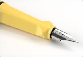 ラミー 超定番！気軽に使えるロングセラー。ギフトにもオススメ☆大人気「サファリ」シリーズ 万年筆　イエロー safari L18 EF (極細字)