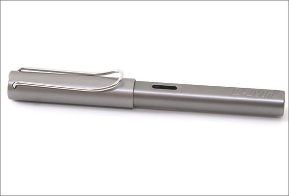 ラミー ベストセラー「サファリ」を光沢のあるアルミ製ボディにした人気モデル「アルスター」シリーズ 万年筆　グラファイト AL-star L26 EF (極細字)