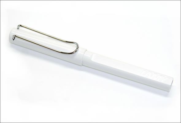 ラミー 超定番！気軽に使えるロングセラー。ギフトにもオススメ☆大人気「サファリ」シリーズ ローラーボールペン ホワイト safari L319WH