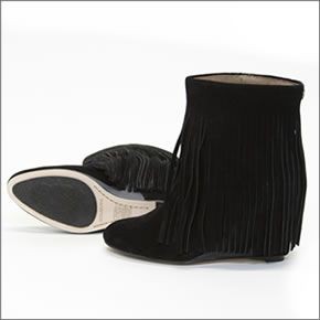 クーラブラ ≪2013AWモデル≫ Zarin 海外セレブも愛用☆ ザリン　フリンジに隠れたウエッジヒールで足長効果抜群！ スエード ショートブーツ ブラック Black