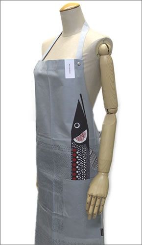 マリメッコ  HAUKI APRON ハウキ キタカワマス 魚モチーフ エプロン 065549 940 grey/plum/red