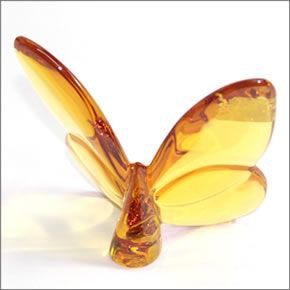バカラ PAPILLON (パピヨン・ラッキーバタフライ) お薦めギフト☆ 気品のある躍動感☆幸せを運ぶモーチーフ☆（アンバー） 2102549