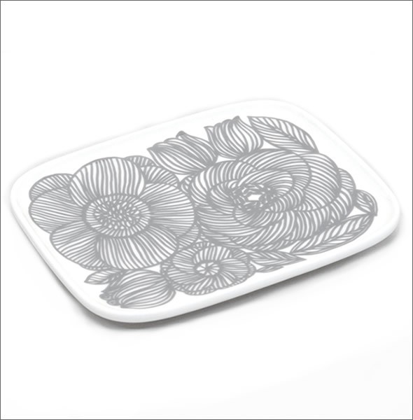 マリメッコ 066363 191 white/grey KURJENPOLVI PLATE 12X15cm クルイェンポルヴィ ゼラニウムの花 スクエアプレート 皿