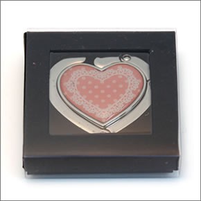 バッグハンガー　バッグフック　もうバッグの置き場に困らない！専用袋つきで持ち運びも楽ちん♪　ドットとレース柄がかわいいキュートなドットピンク4004618-01