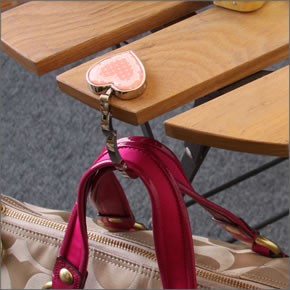 バッグハンガー　バッグフック　もうバッグの置き場に困らない！専用袋つきで持ち運びも楽ちん♪　レースとローズ柄が上品なラウンドタイプ　4004620-01