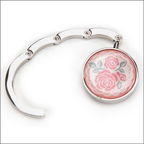 バッグハンガー　バッグフック　もうバッグの置き場に困らない！専用袋つきで持ち運びも楽ちん♪　レースとローズ柄が上品なラウンドタイプ　4004620-01