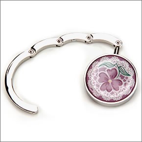 バッグハンガー　バッグフック　もうバッグの置き場に困らない！専用袋つきで持ち運びも楽ちん♪　レースとスミレ柄が上品なラウンドタイプ　4004620-03