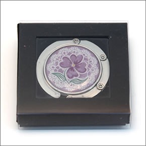 バッグハンガー　バッグフック　もうバッグの置き場に困らない！専用袋つきで持ち運びも楽ちん♪　レースとスミレ柄が上品なラウンドタイプ　4004620-03