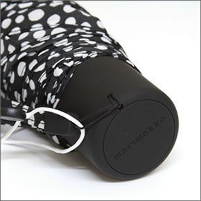 マリメッコ PIRPUT PARPUT MINI MANUAL UMBRELLA ピルプトパルプト ドット柄 ミニマニュアル コンパクト 折りたたみ傘 アンブレラ  038655 910 black/ white
