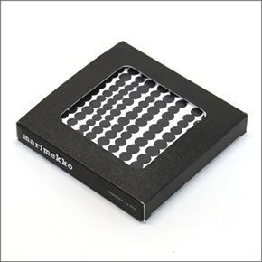 マリメッコ  SIIRTOLAPUUTARHA  PLYWOODCOASTERS 4PCS シィールトラプータルハ 菜園モチーフ コースター 4枚セット 065081 090 white/black/multicolour