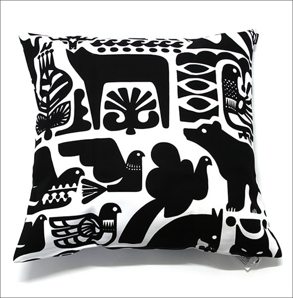 マリメッコ  KANTELEEN KUTSU CUSHION COVER 50X50cm カンテレーン クッツ 壁画風 動物モチーフ クッションカバー  062770 190 white/black