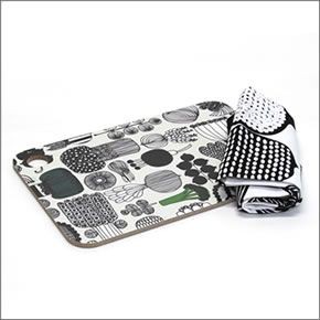 マリメッコ  PUUTARHURIN PARHAAT CHOPPING BOARD ガーデニングモチーフ カッティングボード まな板  064418 960 cement/green