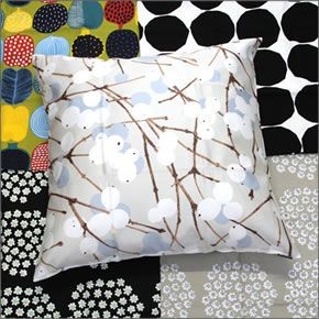 マリメッコ LUMIMARJA CUSHION COVER 50X50cm 067339 885 beige/brown/blue ルミマルヤ 雪いちごモチーフ クッションカバー
