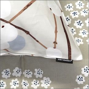 マリメッコ LUMIMARJA CUSHION COVER 50X50cm 067339 885 beige/brown/blue ルミマルヤ 雪いちごモチーフ クッションカバー