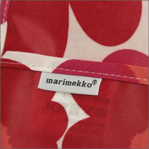 マリメッコ  MINI-UNIKKO Bib ウニッコ柄 オイルクロス ベビー用スタイ ポケット付 よだれかけ ホワイト×レッド 064770 001 white/red