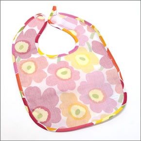 マリメッコ MINI-UNIKOT BIB 066790 201 white/yellow/orange ウニッコ柄 オイルクロス ベビー用スタイ ポケット付 よだれかけ