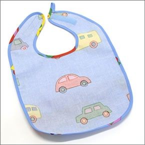 マリメッコ PIKKU BO BOO BIB 066791 513 blue/multicolour クルマ・プリント オイルクロス ベビー用スタイ ポケット付 よだれかけ