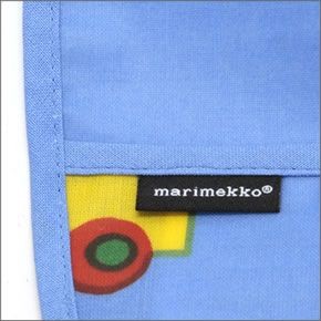 マリメッコ PIKKU BO BOO BIB 066791 513 blue/multicolour クルマ・プリント オイルクロス ベビー用スタイ ポケット付 よだれかけ