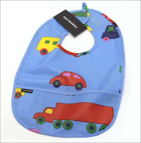 マリメッコ PIKKU BO BOO BIB 066791 513 blue/multicolour クルマ・プリント オイルクロス ベビー用スタイ ポケット付 よだれかけ