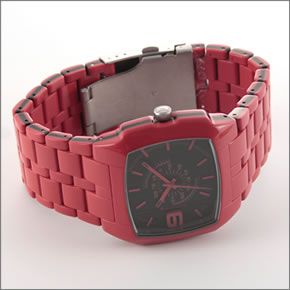 ディーゼル  腕元に映える真っ赤なブレスウオッチ DZ1551