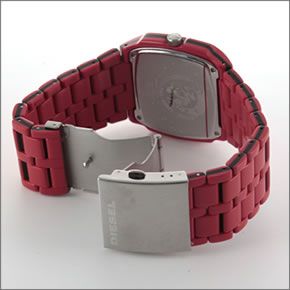 ディーゼル  腕元に映える真っ赤なブレスウオッチ DZ1551