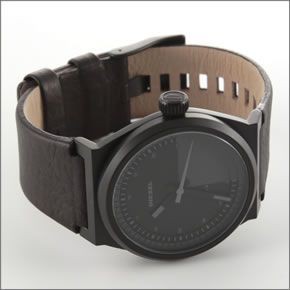 ディーゼル  腕元に映えるオールブラック系　ダークなツートーンカラーのレザーストラップ・ウオッチ DZ1560