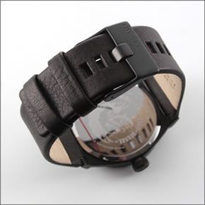 ディーゼル  腕元に映えるオールブラック系　ダークなツートーンカラーのレザーストラップ・ウオッチ DZ1560