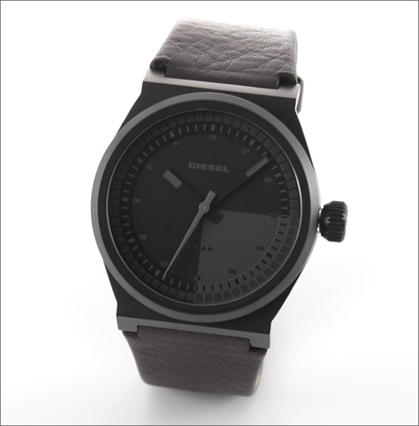 ディーゼル  腕元に映えるオールブラック系　ダークなツートーンカラーのレザーストラップ・ウオッチ DZ1560