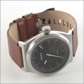 ディーゼル  腕元に映えるダークなツートーンカラーのレザーストラップ・ウオッチ DZ1561