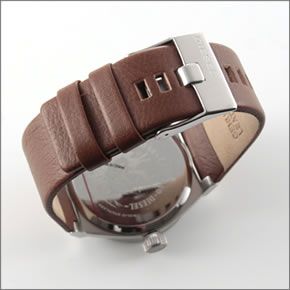 ディーゼル  腕元に映えるダークなツートーンカラーのレザーストラップ・ウオッチ DZ1561