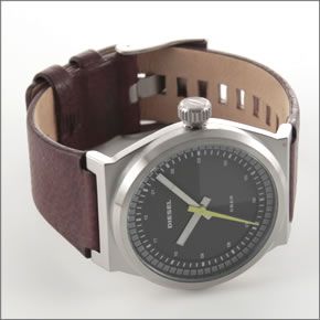 ディーゼル  腕元に映えるダークなツートーンカラーのレザーストラップ・ウオッチ DZ1562