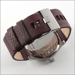 ディーゼル  腕元に映えるダークなツートーンカラーのレザーストラップ・ウオッチ DZ1562