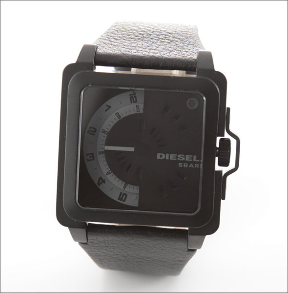 ディーゼル  3Dインデックスが引き立つ、腕元に映えるオールブラック系　スクエアフェイスのレザーストラップ・ウオッチ DZ1563