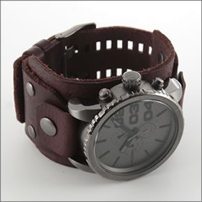 ディーゼル  バイカー系レザーブレスレットにインパクトある２，３，４のインデックスのロックテイストなモテ系クロノグラフ・ウオッチ　 DZ4273