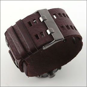 ディーゼル  バイカー系レザーブレスレットにインパクトある２，３，４のインデックスのロックテイストなモテ系クロノグラフ・ウオッチ　 DZ4273