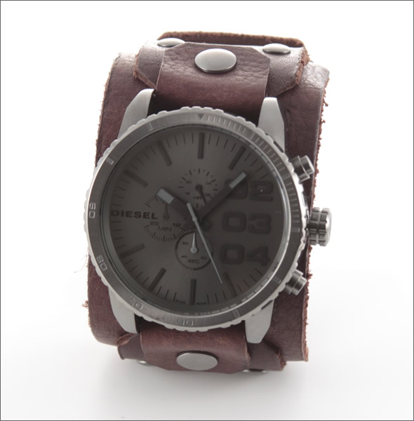 ディーゼル  バイカー系レザーブレスレットにインパクトある２，３，４のインデックスのロックテイストなモテ系クロノグラフ・ウオッチ　 DZ4273