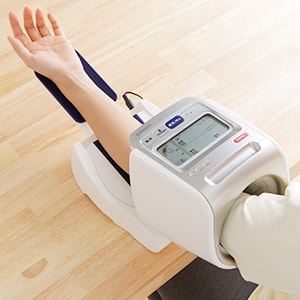 オムロン 血圧計 HEM-1021 上腕式血圧計 スポットアーム 全自動