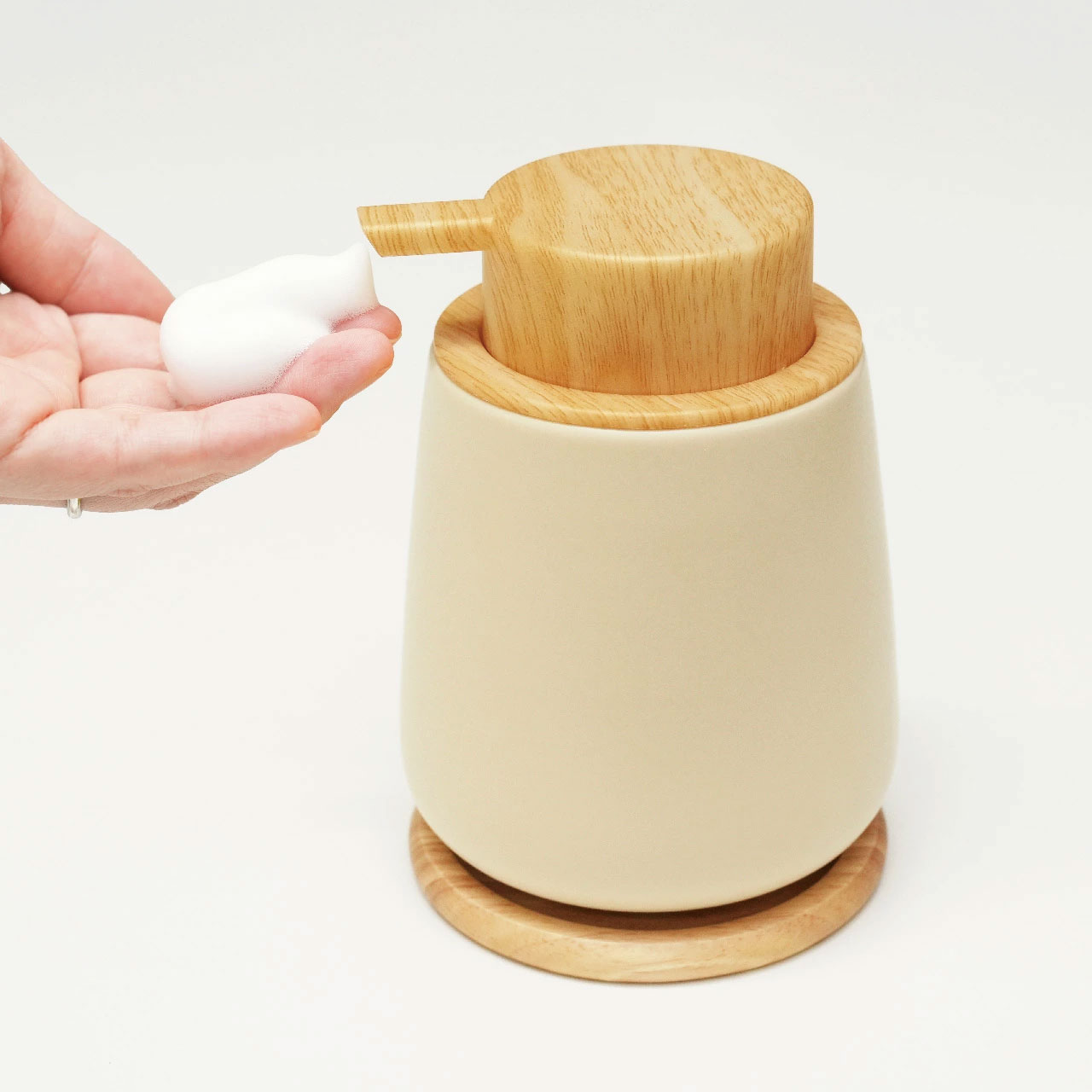 北欧モダンな泡ソープディスペンサー/7色の豊富なカラー/陶器/G0024