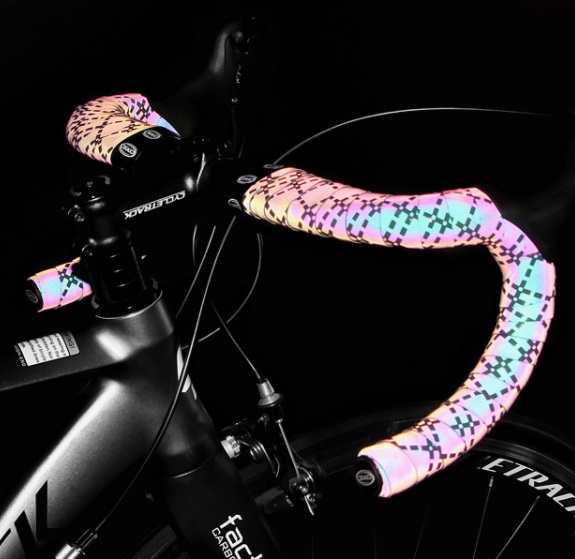 玉虫色に輝くバーテープ 『イリディセント』 : 自転車のライトを